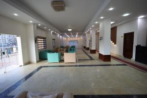 Damanhûrفندق حياة دمنهور - Hayat Hotel Damnhour的大楼内带桌椅的大堂