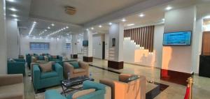 Damanhûrفندق حياة دمنهور - Hayat Hotel Damnhour的大楼内一个带沙发和电视的大堂