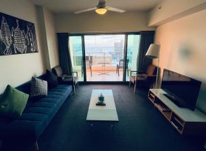 达尔文Darwin City Suites with Harbour View的客厅配有沙发和桌子
