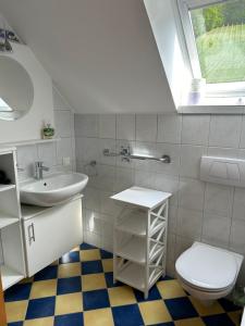 加姆利茨Haus-Eckberg 101的白色的浴室设有水槽和卫生间。