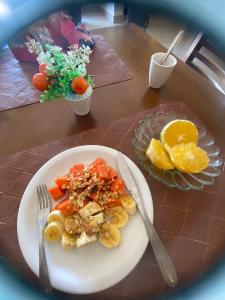 阿瓦雷Hotel Pousada Paraiso Avaré的桌上一盘带蔬菜和橙子的食物