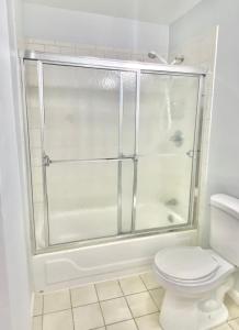 霍博肯204-Bright 2Bed 2Ba w Stainless Steel Appliances的带淋浴和卫生间的浴室