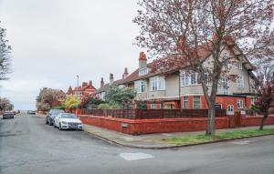 霍伊莱克Stylishly decorated 3 bed home close to the sea in Hoylake on the Wirral Peninsula的街道边的房屋