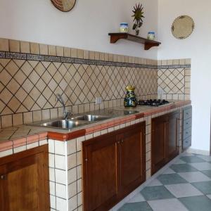 卡斯特尔萨多Beach Apartments Costa dei Venti的厨房配有水槽和台面