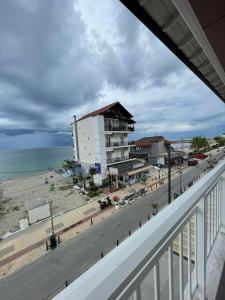 帕拉利亚卡泰里尼斯Nepheli的享有海滩和大楼景致的阳台