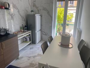 马泰拉Centralissimo 50mt的厨房配有桌子和冰箱