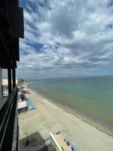 帕拉利亚卡泰里尼斯Nepheli的阳台享有海滩美景。