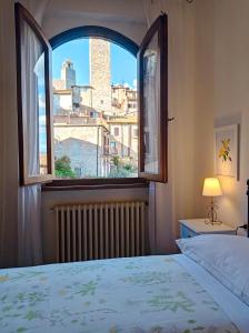 圣吉米纳诺Affittacamere Chiti Melania的一间卧室设有一张床和一个美景窗户。
