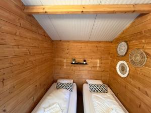 Swalmen赫伯格博斯酒店的木房内设有两张床的房间