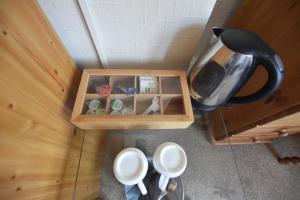 布里德灵顿Mont Millais的一个带杯子和茶壶的木盒
