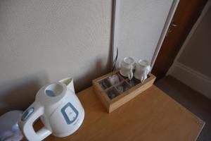 布里德灵顿Mont Millais的茶壶桌子和盒子
