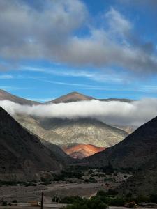 普尔马马尔卡Cabañas Bodega Kindgard的山谷中云层的山脉景色
