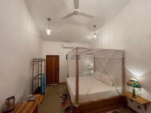 达瓦拉维Amba Kola Udawalawa的一间卧室配有一张带蚊帐的床
