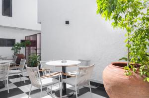 莱基Ulo Lagos的庭院配有白色的椅子和白色的桌子。