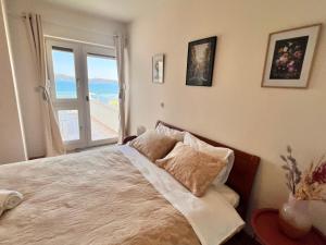 希贝尼克Beach Apartment w Sea Views, 3x Bedrooms w En-Suites的一间卧室设有一张床,享有海景