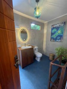 达瓦拉维Amba Kola Udawalawa的一间带卫生间和水槽的浴室