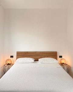 贾迪尼-纳克索斯Nacàri Home的一间卧室配有一张带两盏灯的大型白色床。