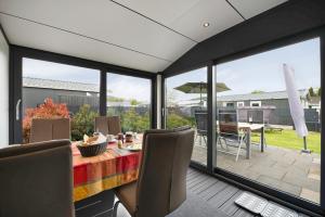 科布伦茨Haus Ferdi的享有庭院景致的用餐室