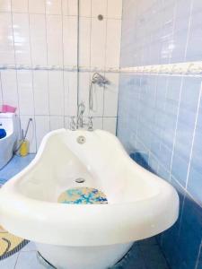 克里比Kribi Trip Experience的蓝色瓷砖浴室内的白色水槽