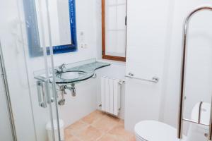 巴尔多维尼奥Casa Veiga的一间带水槽和卫生间的浴室