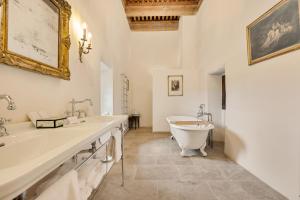 Saint-VidalChâteau de Saint Vidal的浴室配有2个盥洗盆和1个浴缸。