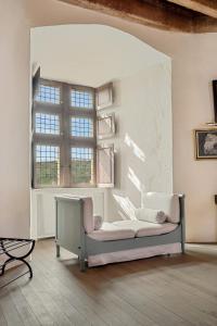 Saint-VidalChâteau de Saint Vidal的白色的客房设有沙发和窗户。