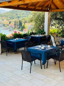洛帕德Boutique Hotel Tomić的美景庭院配有蓝色的桌椅