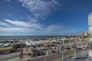 福塔莱萨Oasis Imperial & Fortaleza的享有海滩、停车场和大海的景致