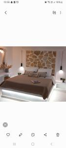 GalanádhonTouch Naxos Sunset的一间卧室设有一张带石墙的大床