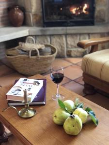 Pinilla de los BarruecosChanin I的一张桌子,上面放着一本书和一杯葡萄酒