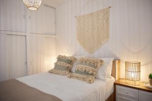 弗隆塔多斯Casa Castello Chios的一间卧室配有带白色床单和枕头的床。