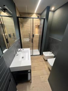 纳托Garda Paradise Country House的一间带水槽、淋浴和卫生间的浴室