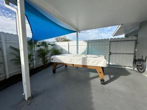 迈阿密Dream House 4B/2B King Bed Miami Springs, FL的天井上天篷下的一张床垫床
