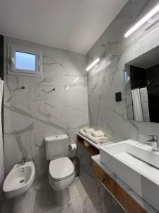 Las FloresTERMAS PISMANTA Hotel & Spa的浴室配有白色卫生间和盥洗盆。
