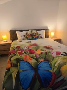 皮罗特Vila Nemir Zavojsko jezero的一间卧室配有一张床,上面有蝴蝶