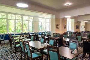 托基特里卡恩酒店的用餐室设有桌椅和窗户。