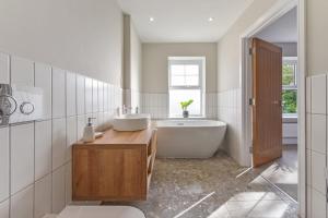 Luxurious & Modern 10 Bedroom Home的一间浴室