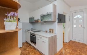 宁Gorgeous Apartment In Nin With Kitchen的厨房配有白色的柜台和炉灶烤箱。