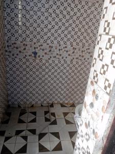 马普托Casa Linda的带淋浴帘和卫生间的浴室
