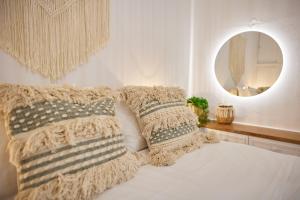 弗隆塔多斯Casa Castello Chios的一间卧室配有带枕头和镜子的床