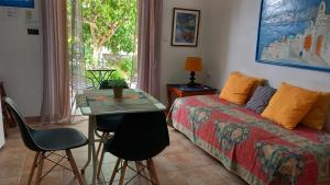 波罗斯poros apartment in garden的卧室配有一张床和一张桌子及椅子