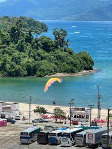 安格拉杜斯雷斯Casa Bela Vista的风筝飞过海滩旁边的停车场