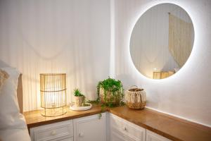 弗隆塔多斯Casa Castello Chios的浴室设有镜子和植物台面