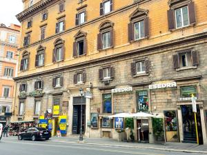 罗马Hotel Domus Rome的城市街道上一座大型砖砌建筑