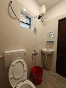钦奈HOMESTAY - AC 5 BHK NEAR AlRPORT的一间带卫生间和水槽的浴室