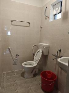 钦奈SAIBALA HOMESTAY - AC 5 BHK NEAR AlRPORT的一间带卫生间和水槽的浴室