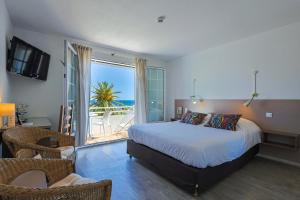 阿盖艾丝特雷拉罗吉斯酒店的一间卧室配有一张床,享有海景
