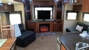 SampsonHowland's Hideout 2的客厅配有电视和壁炉。