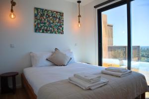 蒙塔吉尔Caju Villas Montargil - Villa Vale Vilão的卧室配有白色床和毛巾