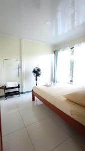 福尔图纳Casa Vista Arenal的一间卧室设有一张大床和一个窗户。